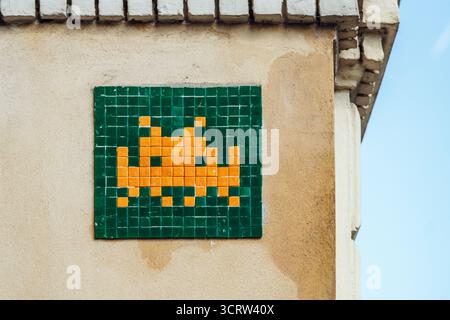 Paris, Frankreich - 12. September 2025: Space Invader Mosaic Street Art in der Nähe der Jardin du Luxembourg in Paris Stockfoto