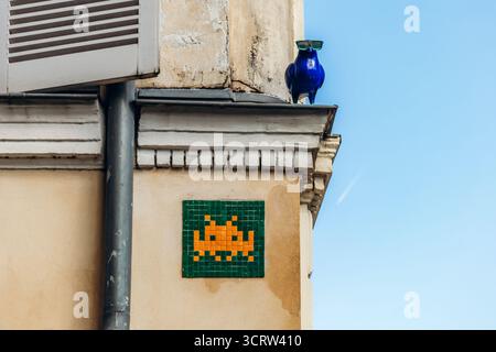 Paris, Frankreich - 12. September 2025: Space Invader Mosaic Street Art in der Nähe der Jardin du Luxembourg in Paris Stockfoto