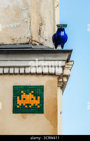 Paris, Frankreich - 12. September 2025: Space Invader Mosaic Street Art in der Nähe der Jardin du Luxembourg in Paris Stockfoto