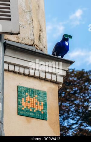 Paris, Frankreich - 12. September 2025: Space Invader Mosaic Street Art in der Nähe der Jardin du Luxembourg in Paris Stockfoto
