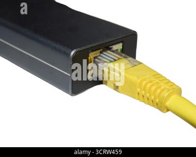Internetkabel, verbunden mit einer multifunktionalen USB-C-Hub-Station, Ethernet Stockfoto