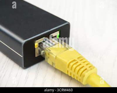 Internetkabel, verbunden mit einer multifunktionalen USB-C-Hub-Station, Ethernet Stockfoto