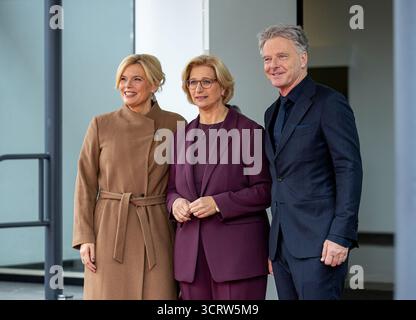 03. Oktober 2025, Saarland, Saarbrücken: Anke Rehlinger (SPD, M), saarländische Ministerpräsidentin, begrüßt Bundestagspräsidentin Julia Klöckner (CDU) und ihre Partnerin, Fernsehmoderatorin Jörg Pilawa, zur zentralen Feier des Tages der Deutschen Einheit. Am 3. Oktober 2025 feiert Deutschland den 35. Jahrestag der deutschen Wiedervereinigung. Foto: Pinter Laszlo/dpa Stockfoto