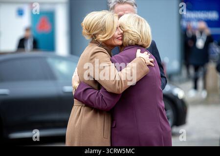 03. Oktober 2025, Saarland, Saarbrücken: Anke Rehlinger (SPD, r), saarländische Ministerpräsidentin, begrüßt Bundestagspräsidentin Julia Klöckner (CDU) und ihre Partnerin, Fernsehmoderatorin Jörg Pilawa, zur zentralen Feier des Tages der Deutschen Einheit. Am 3. Oktober 2025 feiert Deutschland den 35. Jahrestag der deutschen Wiedervereinigung. Foto: Pinter Laszlo/dpa Stockfoto