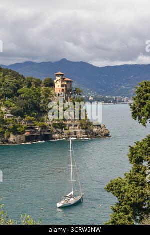 Erhöhter Blick auf Baia Cannone (Canoon Bay) mit der historischen Villa Beatrice (1913) auf der Klippe, im Frühjahr, Portofino (Genua), Ligurien, Italien Stockfoto