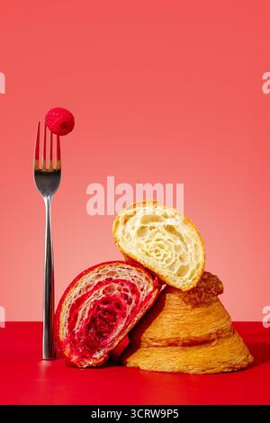 berry Croissant und Gabel auf hellem Hintergrund Stockfoto