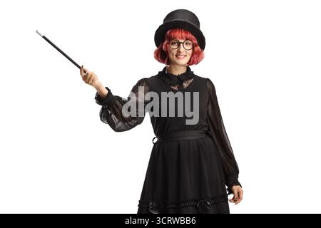 Magierin mit einem Hut und einem schwarzen Kleid, das einen Zauberstab auf weißem Hintergrund hält Stockfoto