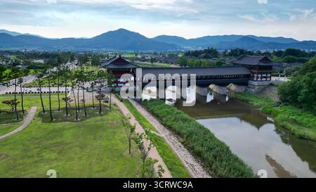 Eine Brücke in traditioneller Architektur in Südkorea, von oben gesehen Stockfoto
