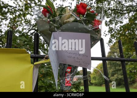 Manchester, Großbritannien. Oktober 2025. Blumen und eine Karte sind am 3. Oktober 2025 am 3. Oktober 2025 in Manchester, Vereinigtes Königreich (Foto: Mark Cosgrove/News Images) am 2. Tag des Terroranschlags in der Manchester Synagoge in Heaton Park Shul, Manchester, Vereinigtes Königreich. (Foto: Mark Cosgrove/News Images/SIPA USA) Credit: SIPA USA/Alamy Live News Stockfoto