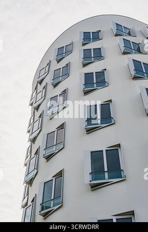 Blick auf den Neuen Zollhof, Bürogebäude von Frank Gehry im Düsseldorfer Hafen Stockfoto