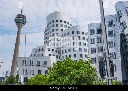 Blick auf den Neuen Zollhof, Bürogebäude von Frank Gehry im Düsseldorfer Hafen Stockfoto