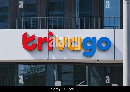 Trivago Firmenlogo auf der Außenseite des Hauptsitzes in Düsseldorf Stockfoto