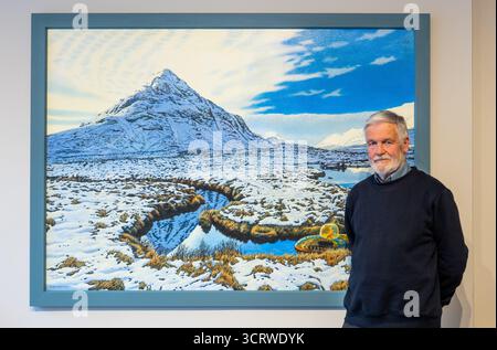Reinhard Behrens mit Naboland-Fantasy-Malerei mit U-Boot, Kunstausstellung in der Scottish Gallery, Edinburgh, Schottland, Großbritannien Stockfoto