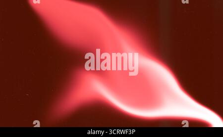 Abstrakter, verrauschter dunkelroter Hintergrund. Verschwommenes und farbenfrohes Hintergrundbild für Banner, Poster, Website-Header und Präsentation. Stockfoto