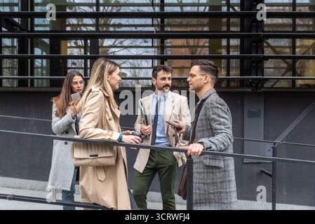 IT-Experten freiberufliche Mitarbeiter innovative Technologieentwickler, die an einem neuen Projektteam-Meeting mit zwanglosem Vortrag in formalwear außerhalb des Büros arbeiten Stockfoto