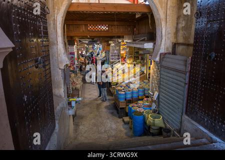 Traditioneller Lebensmittelmarkt in der Medina von Meknes, Marokko, Nordafrika, mit Ständen, die lokale Produkte und Gewürze verkaufen. Stockfoto