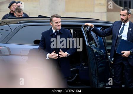 03. Oktober 2025, Saarland, Saarbrücken: Der französische Präsident Emmanuel Macron reagiert, als er mit dem Auto vor der Saarländischen Landeskanzlei zu den zentralen Feierlichkeiten zum Tag der Deutschen Einheit ankommt. Am 3. Oktober 2025 feiert Deutschland den 35. Jahrestag der deutschen Wiedervereinigung. Foto: Jean-Christophe Verhaegen/POOL AFP/dpa Stockfoto