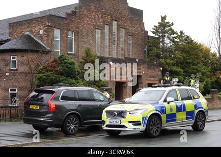 Liverpool, Großbritannien. Oktober 2025. Mounted Police und ein Matrix Police Fahrzeug vor der Childwall Synagoge auf der Dunbabin Road L15. Die Polizei von Merseyside wird nach einem tödlichen Terroranschlag auf eine Synagoge in Manchester „eine sichtbare Präsenz“ in jüdischen Gemeinden aufrechterhalten. Quelle: ken biggs/Alamy Live News Stockfoto