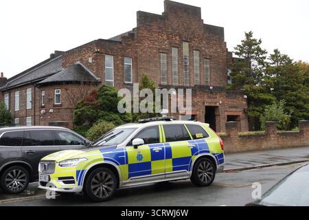 Liverpool, Großbritannien. Oktober 2025. Matrix Polizeifahrzeug vor der Childwall Synagoge auf der Dunbabin Road L15. Die Polizei von Merseyside wird nach einem tödlichen Terroranschlag auf eine Synagoge in Manchester „eine sichtbare Präsenz“ in jüdischen Gemeinden aufrechterhalten. Quelle: ken biggs/Alamy Live News Stockfoto