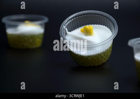Traditionelles thailändisches Dessert, süß und köstlich. Das Takoh-Dessert besteht aus Kokosnussmilch, Mais, Reismehl, Zucker und dem duftenden Aroma von Pandan Lev Stockfoto
