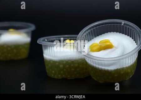 Traditionelles thailändisches Dessert, süß und köstlich. Das Takoh-Dessert besteht aus Kokosnussmilch, Mais, Reismehl, Zucker und dem duftenden Aroma von Pandan Lev Stockfoto