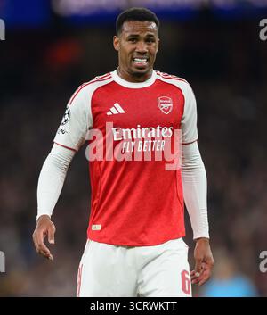 London, Großbritannien. Oktober 2025. Arsenal gegen Olympiakos - Champions League - Emirates Stadium - London. Gabriel in Aktion. Bildnachweis: Mark Pain / Alamy Live News Stockfoto