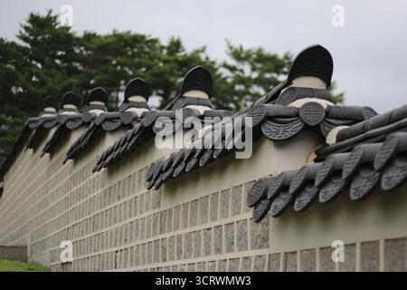 Eine Wand mit traditionellen Dachziegeln, charakteristisch für koreanische Architektur, Teil eines Gyeongbokgung Palastes. Stockfoto