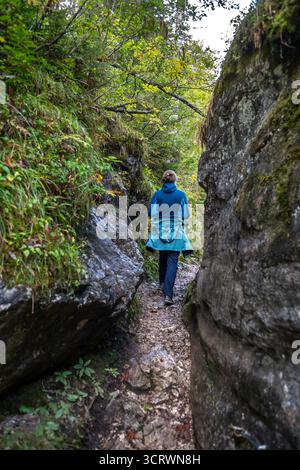 Weibliche Wanderer Auf Dem Spektakulären Triftsteig Durch Die Kaiserklamm Mit Brandenburger Ache In Tirol, Österreich Stockfoto