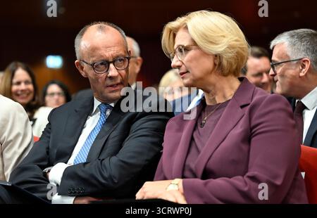 03. Oktober 2025, Saarland, Saarbrücken: Bundeskanzler Friedrich Merz (CDU) spricht mit Saarlandministerpräsidentin Anke Rehlinger (SPD) bei den zentralen Feierlichkeiten zum Tag der Deutschen Einheit im Kongresssaal. Am 3. Oktober 2025 feiert Deutschland den 35. Jahrestag der deutschen Wiedervereinigung. Foto: Jean-Christophe Verhaegen/POOL AFP/dpa Stockfoto
