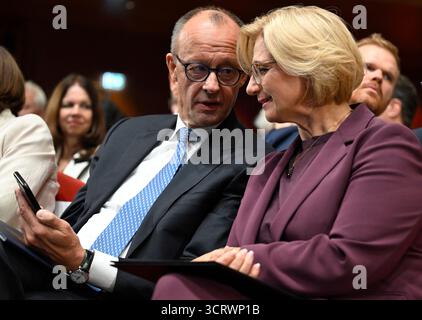 03. Oktober 2025, Saarland, Saarbrücken: Bundeskanzler Friedrich Merz (CDU) spricht mit Saarlandministerpräsidentin Anke Rehlinger (SPD) bei den zentralen Feierlichkeiten zum Tag der Deutschen Einheit im Kongresssaal. Am 3. Oktober 2025 feiert Deutschland den 35. Jahrestag der deutschen Wiedervereinigung. Foto: Jean-Christophe Verhaegen/POOL AFP/dpa Stockfoto