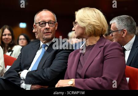 03. Oktober 2025, Saarland, Saarbrücken: Bundeskanzler Friedrich Merz (CDU) spricht mit Saarlandministerpräsidentin Anke Rehlinger (SPD) bei den zentralen Feierlichkeiten zum Tag der Deutschen Einheit im Kongresssaal. Am 3. Oktober 2025 feiert Deutschland den 35. Jahrestag der deutschen Wiedervereinigung. Foto: Jean-Christophe Verhaegen/POOL AFP/dpa Stockfoto