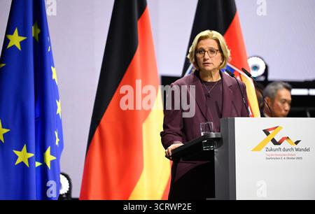 03. Oktober 2025, Saarland, Saarbrücken: Saarlandsministerpräsident und Bundesratspräsidentin Anke Rehlinger (SPD) spricht bei den zentralen Feierlichkeiten zum Tag der Deutschen Einheit im Kongresssaal. Am 3. Oktober 2025 feiert Deutschland den 35. Jahrestag der deutschen Wiedervereinigung. Foto: Jean-Christophe Verhaegen/POOL AFP/dpa Stockfoto