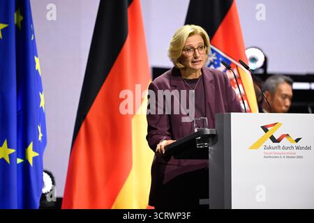 03. Oktober 2025, Saarland, Saarbrücken: Saarlandsministerpräsident und Bundesratspräsidentin Anke Rehlinger (SPD) spricht bei den zentralen Feierlichkeiten zum Tag der Deutschen Einheit im Kongresssaal. Am 3. Oktober 2025 feiert Deutschland den 35. Jahrestag der deutschen Wiedervereinigung. Foto: Jean-Christophe Verhaegen/POOL AFP/dpa Stockfoto