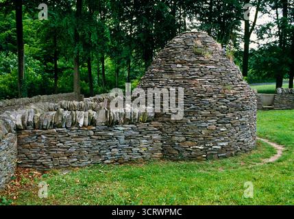 Der rekonstruierte runde Schweinestall aus dem Jahr 1800 wurde 1976 von der Hendre'r Prosser Farm in der Nähe von Pontypridd ins St Fagans National Museum of History in Cardiff verlegt. Stockfoto