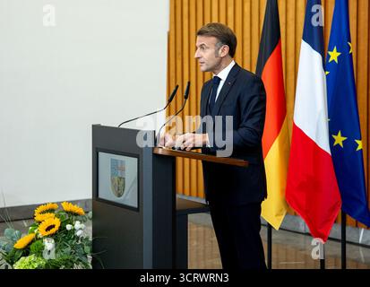 03. Oktober 2025, Saarland, Saarbrücken: Der französische Präsident Emmanuel Macron spricht in der Festhalle nach der Ehrendoktorwürde der Universität des Saarlandes. Am 3. Oktober 2025 feiert Deutschland den 35. Jahrestag der deutschen Wiedervereinigung. Foto: Pinter Laszlo/dpa Pool/dpa Stockfoto