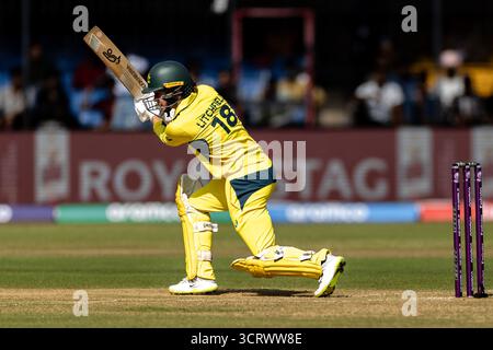 Indore, Indien. Oktober 2025. Holkar Stadium, Indore 1. Oktober 2025: Phoebe Litchfield of Australia schlägt während des ICC Women's ODI World Cup Spiels zwischen Australien und Neuseeland im Holkar Stadium in Indore, Indien (Unnati Naidu/SPP) Credit: SPP Sport Press Photo. /Alamy Live News Stockfoto