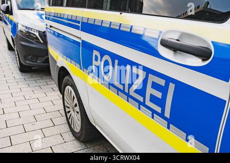 Deutscher Polizeiwagen mit blauen und gelben Markierungen parkt auf einer Stadtstraße in der Nähe des Kölner Doms Stockfoto