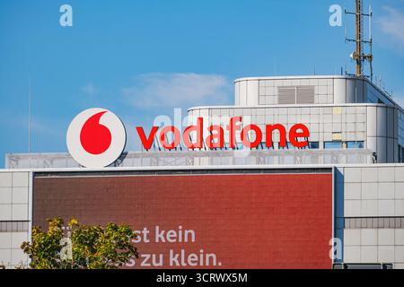 Vodafone-Markenlogo für Telekommunikation oben auf einem Gebäude Stockfoto