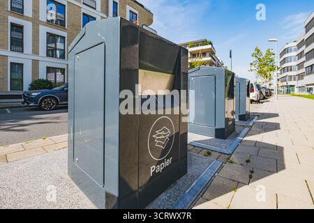 Moderne Papierrecyclingbehälter auf einer sauberen Stadtstraße in Düsseldorf Stockfoto