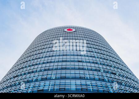 Hauptsitz der Vodafone Telekommunikationsgruppe in Düsseldorf mit Markenlogo oben Stockfoto