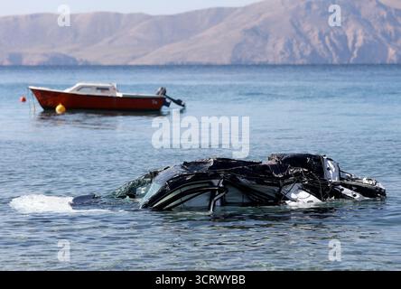 Rijeka, Kroatien. Oktober 2025. Vier Menschen aus Malta starben bei einem Autounfall, nachdem ihr Mietwagen am 2. Oktober 2025 in Senj, Kroatien, von einer Küstenstraße abwich und ins Meer stürzte. Sie reisten von Rijeka aus, als der Fahrer die Kontrolle über das Auto verlor, zwei Steinzäune traf und etwa 70 Meter über eine Klippe fiel. Die Opfer waren Touristen und ein verheiratetes Paar. Das Auto wird aus dem Meer gezogen. Foto: Nel Pavletic/PIXSELL Credit: Pixsell/Alamy Live News Stockfoto