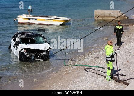 Rijeka, Kroatien. Oktober 2025. Vier Menschen aus Malta starben bei einem Autounfall, nachdem ihr Mietwagen am 2. Oktober 2025 in Senj, Kroatien, von einer Küstenstraße abwich und ins Meer stürzte. Sie reisten von Rijeka aus, als der Fahrer die Kontrolle über das Auto verlor, zwei Steinzäune traf und etwa 70 Meter über eine Klippe fiel. Die Opfer waren Touristen und ein verheiratetes Paar. Das Auto wird aus dem Meer gezogen. Foto: Nel Pavletic/PIXSELL Credit: Pixsell/Alamy Live News Stockfoto