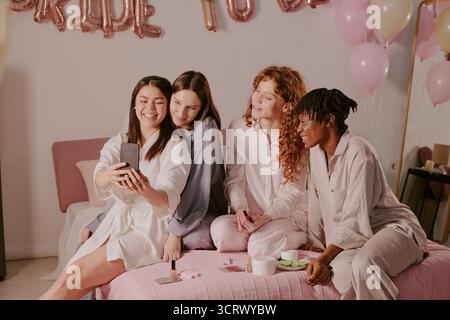 Gruppe junger Erwachsener multiethnischer Frauen, die Selfie während der Bachelorette Party nehmen Stockfoto