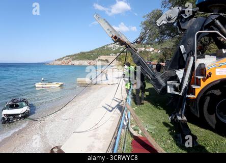 Rijeka, Kroatien. Oktober 2025. Vier Menschen aus Malta starben bei einem Autounfall, nachdem ihr Mietwagen am 2. Oktober 2025 in Senj, Kroatien, von einer Küstenstraße abwich und ins Meer stürzte. Sie reisten von Rijeka aus, als der Fahrer die Kontrolle über das Auto verlor, zwei Steinzäune traf und etwa 70 Meter über eine Klippe fiel. Die Opfer waren Touristen und ein verheiratetes Paar. Das Auto wird aus dem Meer gezogen. Foto: Nel Pavletic/PIXSELL Credit: Pixsell/Alamy Live News Stockfoto