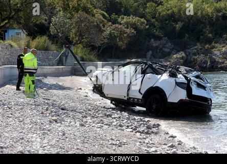 Rijeka, Kroatien. Oktober 2025. Vier Menschen aus Malta starben bei einem Autounfall, nachdem ihr Mietwagen am 2. Oktober 2025 in Senj, Kroatien, von einer Küstenstraße abwich und ins Meer stürzte. Sie reisten von Rijeka aus, als der Fahrer die Kontrolle über das Auto verlor, zwei Steinzäune traf und etwa 70 Meter über eine Klippe fiel. Die Opfer waren Touristen und ein verheiratetes Paar. Das Auto wird aus dem Meer gezogen. Foto: Nel Pavletic/PIXSELL Credit: Pixsell/Alamy Live News Stockfoto