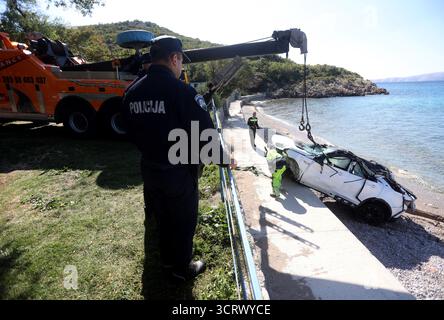 Rijeka, Kroatien. Oktober 2025. Vier Menschen aus Malta starben bei einem Autounfall, nachdem ihr Mietwagen am 2. Oktober 2025 in Senj, Kroatien, von einer Küstenstraße abwich und ins Meer stürzte. Sie reisten von Rijeka aus, als der Fahrer die Kontrolle über das Auto verlor, zwei Steinzäune traf und etwa 70 Meter über eine Klippe fiel. Die Opfer waren Touristen und ein verheiratetes Paar. Das Auto wird aus dem Meer gezogen. Foto: Nel Pavletic/PIXSELL Credit: Pixsell/Alamy Live News Stockfoto