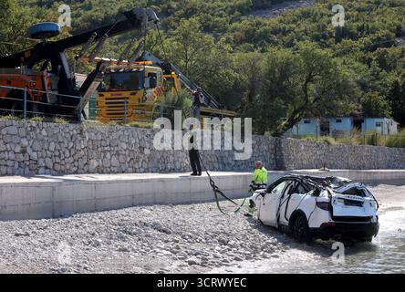 Rijeka, Kroatien. Oktober 2025. Vier Menschen aus Malta starben bei einem Autounfall, nachdem ihr Mietwagen am 2. Oktober 2025 in Senj, Kroatien, von einer Küstenstraße abwich und ins Meer stürzte. Sie reisten von Rijeka aus, als der Fahrer die Kontrolle über das Auto verlor, zwei Steinzäune traf und etwa 70 Meter über eine Klippe fiel. Die Opfer waren Touristen und ein verheiratetes Paar. Das Auto wird aus dem Meer gezogen. Foto: Nel Pavletic/PIXSELL Credit: Pixsell/Alamy Live News Stockfoto