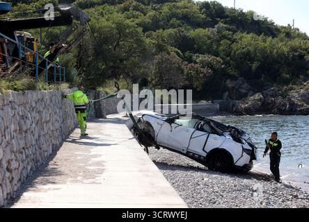 Rijeka, Kroatien. Oktober 2025. Vier Menschen aus Malta starben bei einem Autounfall, nachdem ihr Mietwagen am 2. Oktober 2025 in Senj, Kroatien, von einer Küstenstraße abwich und ins Meer stürzte. Sie reisten von Rijeka aus, als der Fahrer die Kontrolle über das Auto verlor, zwei Steinzäune traf und etwa 70 Meter über eine Klippe fiel. Die Opfer waren Touristen und ein verheiratetes Paar. Das Auto wird aus dem Meer gezogen. Foto: Nel Pavletic/PIXSELL Credit: Pixsell/Alamy Live News Stockfoto