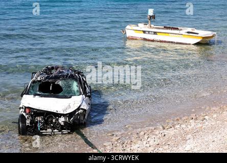 Rijeka, Kroatien. Oktober 2025. Vier Menschen aus Malta starben bei einem Autounfall, nachdem ihr Mietwagen am 2. Oktober 2025 in Senj, Kroatien, von einer Küstenstraße abwich und ins Meer stürzte. Sie reisten von Rijeka aus, als der Fahrer die Kontrolle über das Auto verlor, zwei Steinzäune traf und etwa 70 Meter über eine Klippe fiel. Die Opfer waren Touristen und ein verheiratetes Paar. Das Auto wird aus dem Meer gezogen. Foto: Nel Pavletic/PIXSELL Credit: Pixsell/Alamy Live News Stockfoto