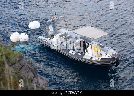 Rijeka, Kroatien. Oktober 2025. Vier Menschen aus Malta starben bei einem Autounfall, nachdem ihr Mietwagen am 2. Oktober 2025 in Senj, Kroatien, von einer Küstenstraße abwich und ins Meer stürzte. Sie reisten von Rijeka aus, als der Fahrer die Kontrolle über das Auto verlor, zwei Steinzäune traf und etwa 70 Meter über eine Klippe fiel. Die Opfer waren Touristen und ein verheiratetes Paar. Das Auto wird aus dem Meer gezogen. Foto: Nel Pavletic/PIXSELL Credit: Pixsell/Alamy Live News Stockfoto